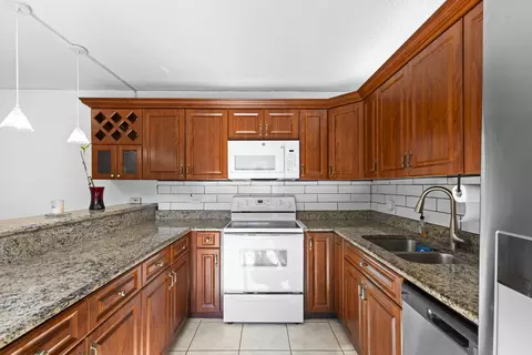 1700 Embassy #807, West Palm Beach, FL 33401