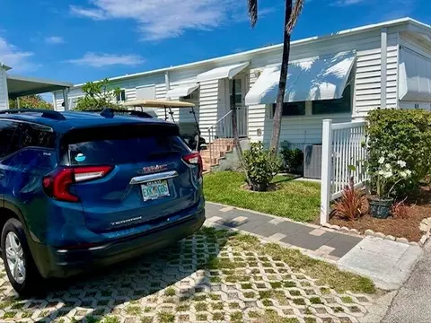 8 Hibiscus Dr #I, Briny Breezes, FL 33435