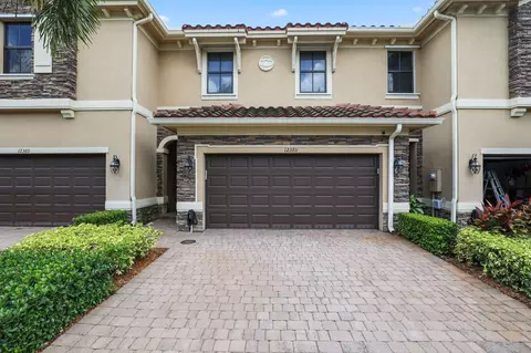 12370 N Village Cir, Davie, FL 33325