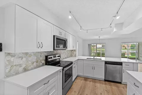 9793 Seacrest Cir #101, Boynton Beach, FL 33437