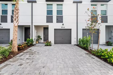 5712 Mentmore Dr, Mangonia Park, FL 33407
