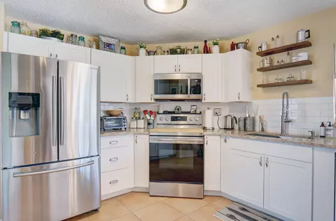 6 Greenway N #103, Royal Palm Beach, FL 33411