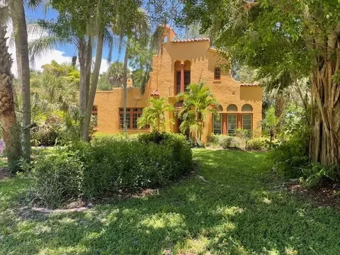 900 Royal Palm Pl, Vero Beach, FL 32960