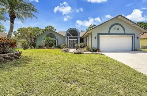 1742 SW Airoso Blvd, Port Saint Lucie, FL 34984