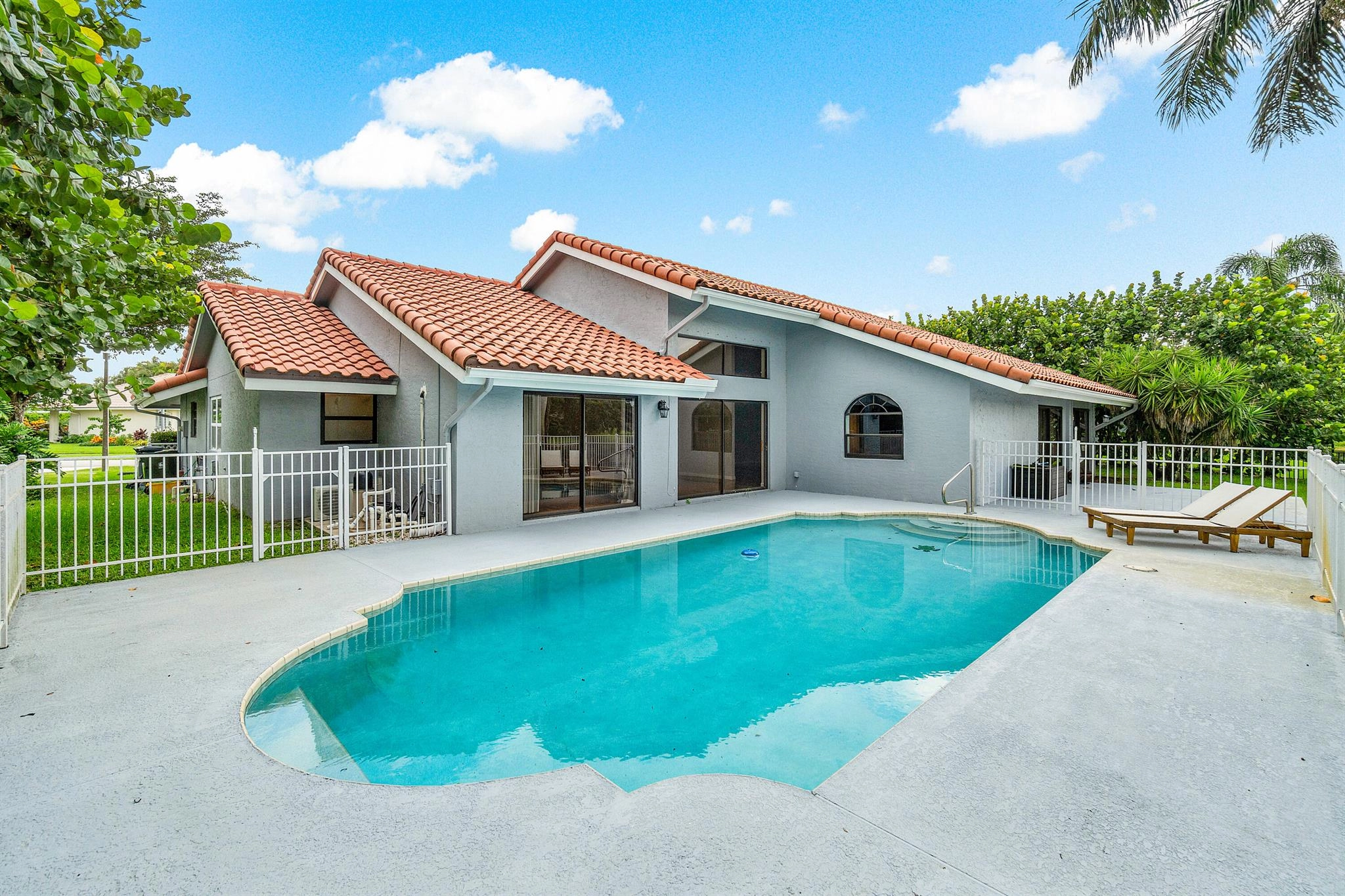 2281 Seaford Dr  