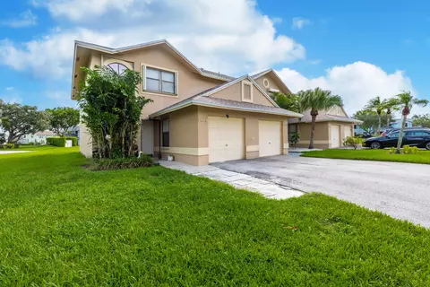 5868 Northpointe Ln, Boynton Beach, FL 33437