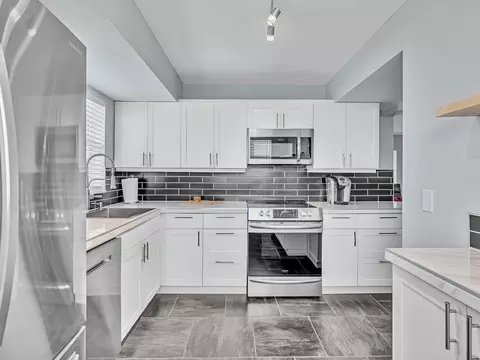32 Colonial Club Dr #200, Boynton Beach, FL 33435