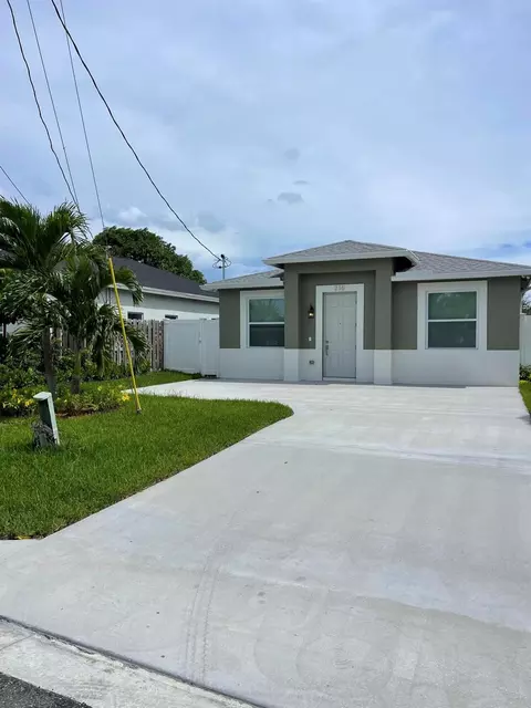216 NE 13th Ave, Boynton Beach, FL 33435