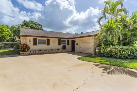 1899 Central Ct, Lake Clarke Shores, FL 33406