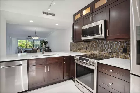 6073 Balboa Cir #201, Boca Raton, FL 33433