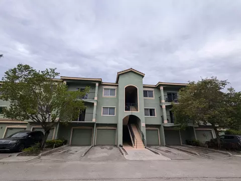 330 Crestwood Cir #205, Royal Palm Beach, FL 33411