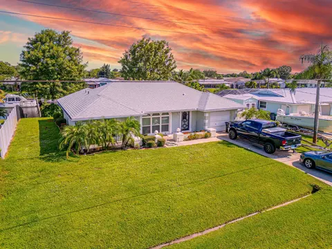 727 SE Calmoso Dr, Port Saint Lucie, FL 34983