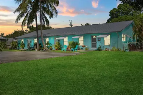 8615 SE Lyons St, Hobe Sound, FL 33455