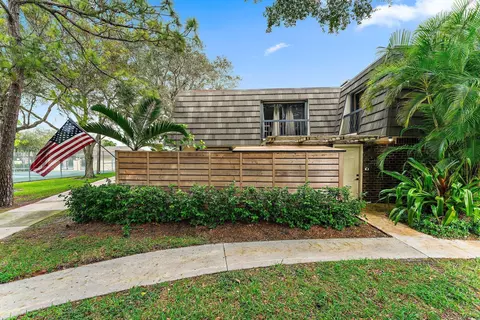 614 6th Ter, Palm Beach Gardens, FL 33418