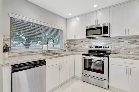 211 NW 53rd St, Oakland Park, FL 33309