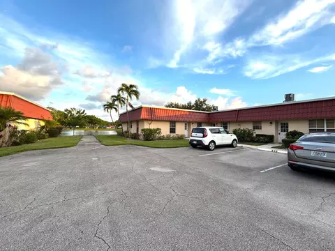 588 Laconia Cir, Lake Worth, FL 33467