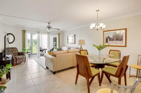 3661 Via Poinciana #307, Lake Worth, FL 33467