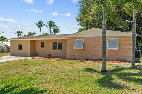 718 SE Alamanda Cir, Stuart, FL 34996