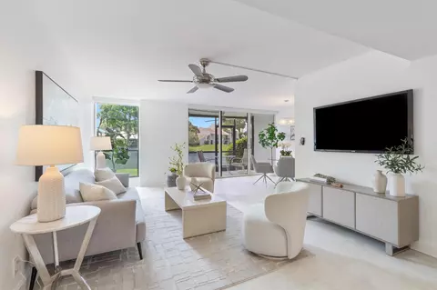 2107 Bridgewood Dr, Boca Raton, FL 33434
