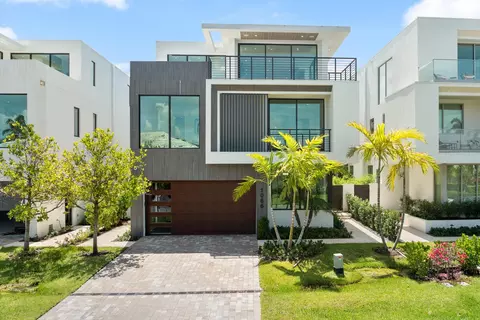 1066 Del Harbour, Delray Beach, FL 33483