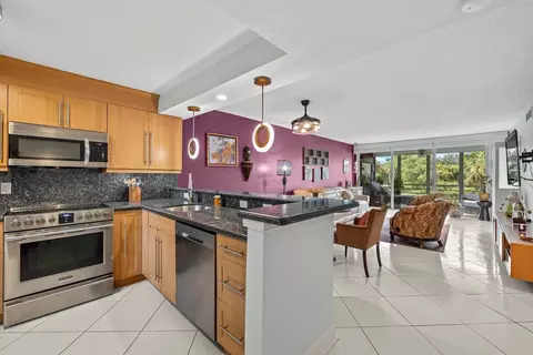 575 Oaks Ln #309, Pompano Beach, FL 33069
