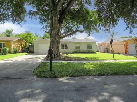 704 SW 74th Ave, North Lauderdale, FL 33068