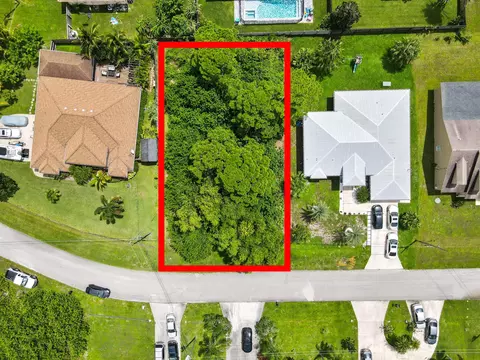 5761 NW Cone St, Port St Lucie, FL 34986