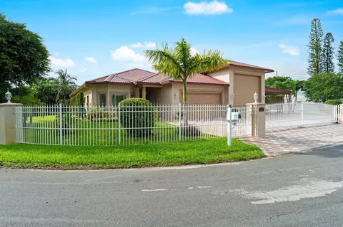 107 Wilson Rd, Cloud Lake, FL 33406
