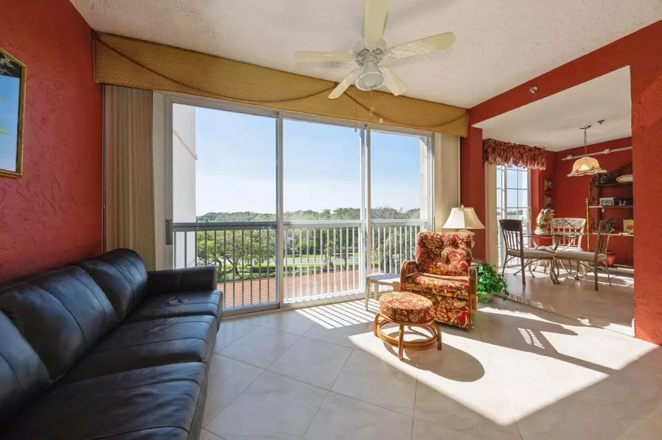 Living - 17031 Boca Club 085a Blvd #085A, Boca Raton, FL 33487 photo 2 of 3