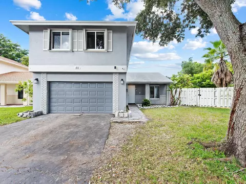 511 Mulberry Ln, Davie, FL 33325