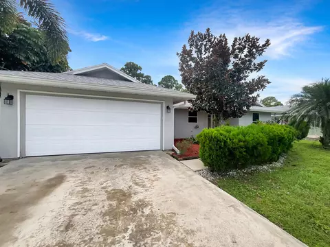 310 SE Crosspoint Dr, Port Saint Lucie, FL 34983