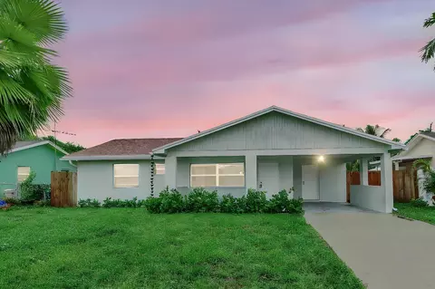 5074 Pinebreeze Ct, West Palm Beach, FL 33415