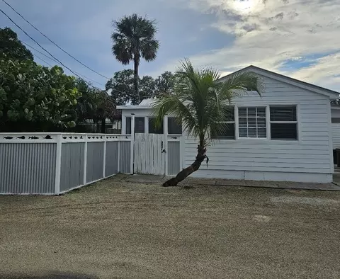 2492 NE Pine Ave, Jensen Beach, FL 34957