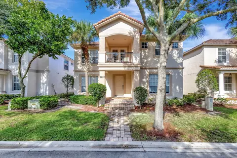 8209 Calterra Dr, Palm Beach Gardens, FL 33418