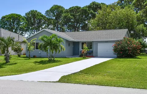 2332 SE Grand Dr, Port Saint Lucie, FL 34952