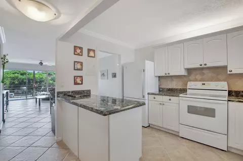 773 Jeffery St #304, Boca Raton, FL 33487