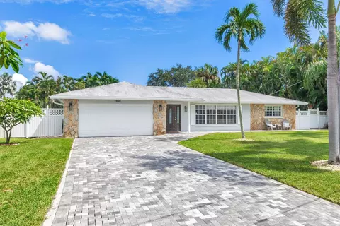 7800 W Lake Dr, Lake Clarke Shores, FL 33406