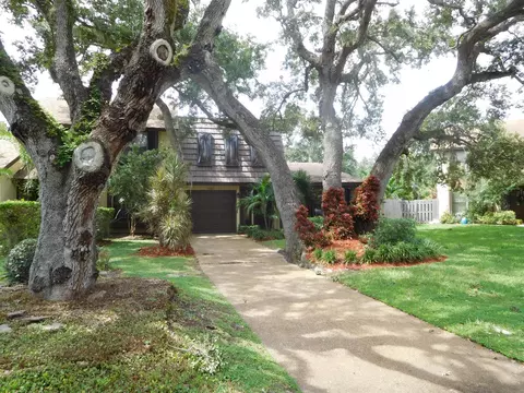 1066 Raintree Ln, Palm Beach Gardens, FL 33410