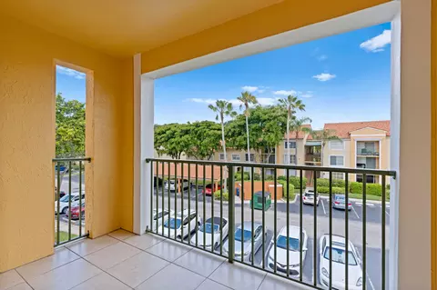 135 Yacht Club Way #305, Hypoluxo, FL 33462