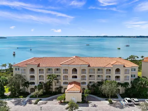 27 Harbour Isle Dr W #202, Hutchinson Island, FL 34949