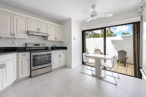 7677 Glendevon Ln #1704, Delray Beach, FL 33446