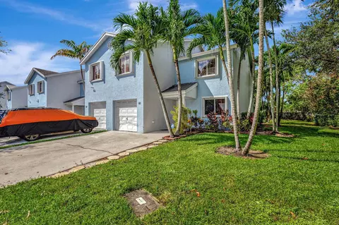 60 Fairway Ln, Royal Palm Beach, FL 33411