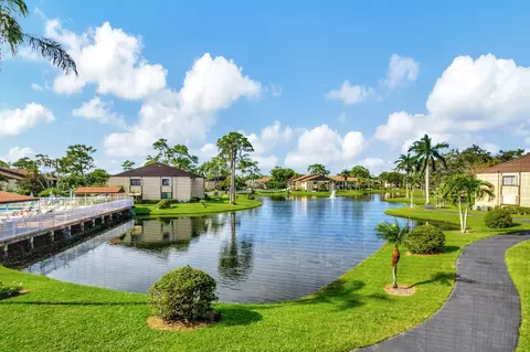 203 Pine Hov Cir #B-2, Greenacres, FL 33463