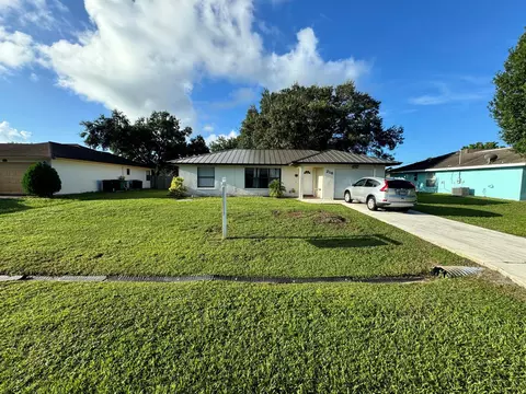 216 SE Todd Ave, Port Saint Lucie, FL 34983