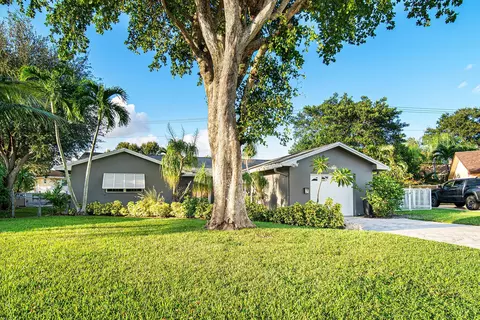 1903 Central Ct, Lake Clarke Shores, FL 33406