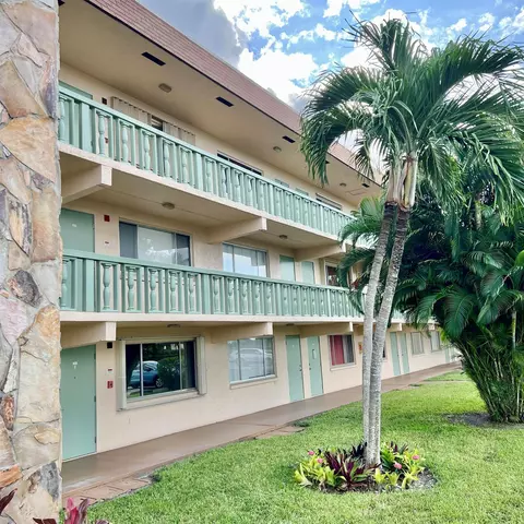400 Village Green Cir W #204, Palm Springs, FL 33461