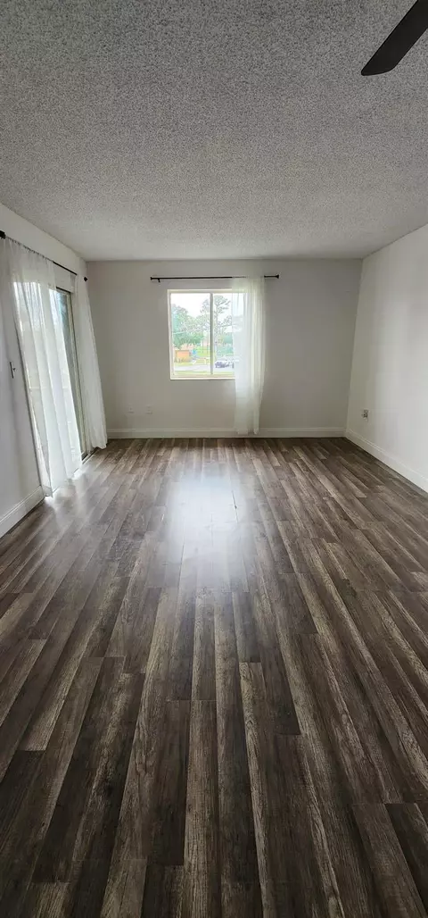 6086 Forest Hill Blvd #207, West Palm Beach, FL 33415