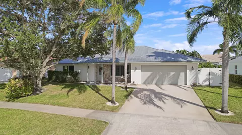 52 Pinehill Trl E, Tequesta, FL 33469