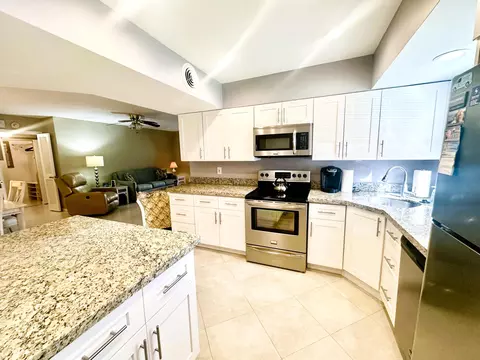10 Colonial Club Dr #104, Boynton Beach, FL 33435