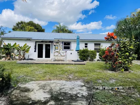 1002 Mohican Blvd, Jupiter, FL 33458